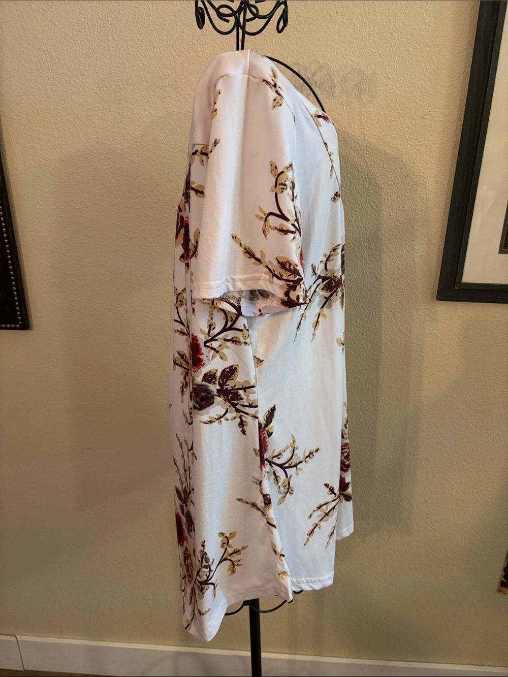 Women’s White Floral Short-Sleeve Tunic Top - Red Rose Print - Picture 5 of 8